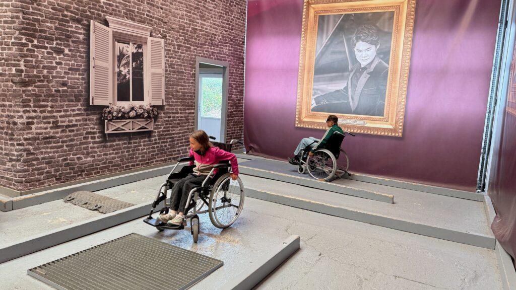 Kinder auf einem Rollstuhl Parcours mit Hindernissen auf dem Boden