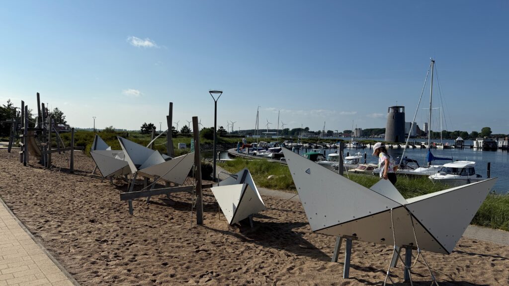 Spielplatz aus kleinen Holzschiffen