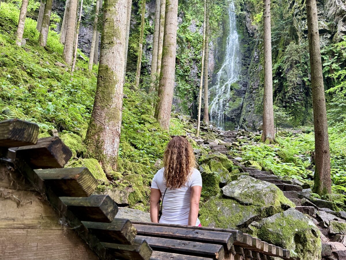 7 Wasserfälle im Schwarzwald, wo (fast) keiner steht – unsere Sommer-Geheimtipps für Familien
