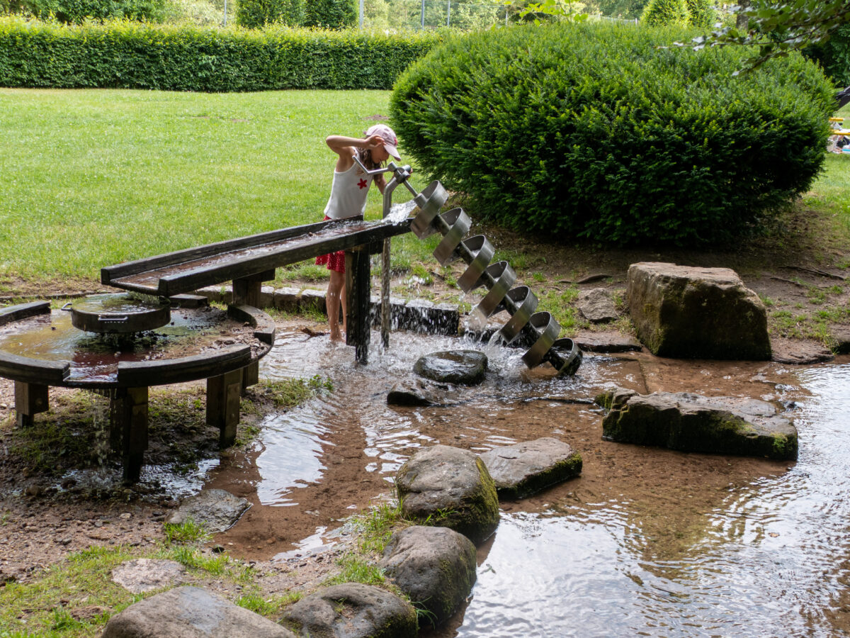 Kurpark Bad Wildbad mit Kindern: Matschplatz, Räuberberg und ein Nachmittag an der Enz