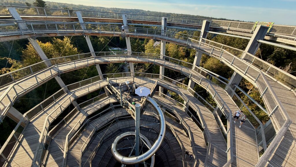 Blick von der obersten Plattform des Aussichtsturms in die Spirale mit der Rutsche