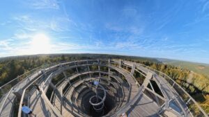 Aussichtsturm am Baumwipfelpfad Bad Wildbad von oben, mit Rutsche in der Mitte und Schwarzwald
