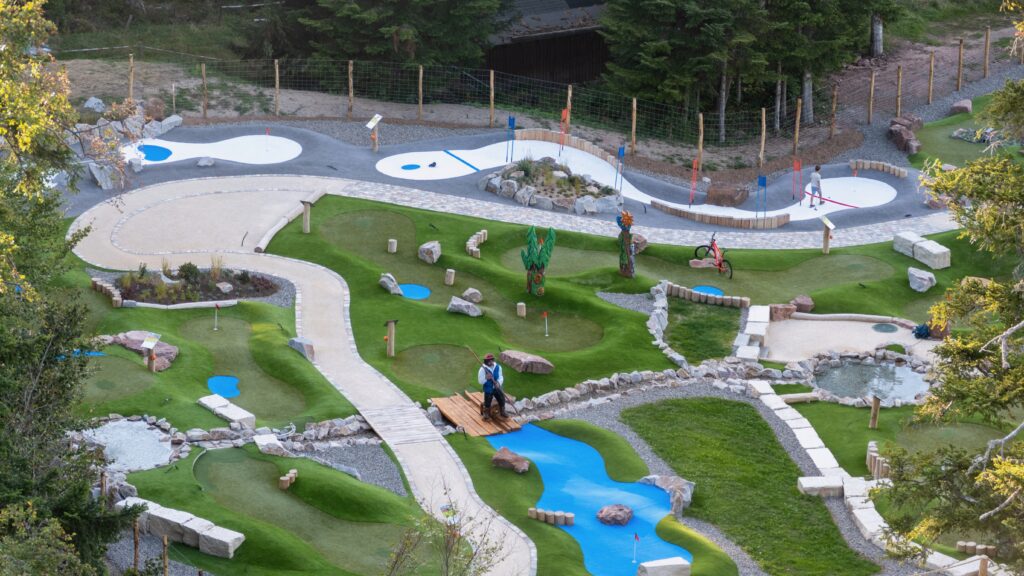 Abenteuergolf-Anlage auf dem Sommerberg in Bad Wildbad von oben mit Bachlauf, Teichen und Bahnen