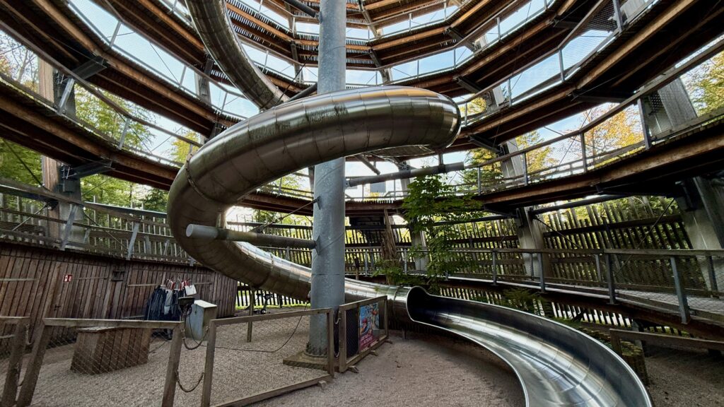 Die Edelstahlrutsche im Aussichtsturm Bad Wildbad mit dem Ausgang unten und den Rutschmatten